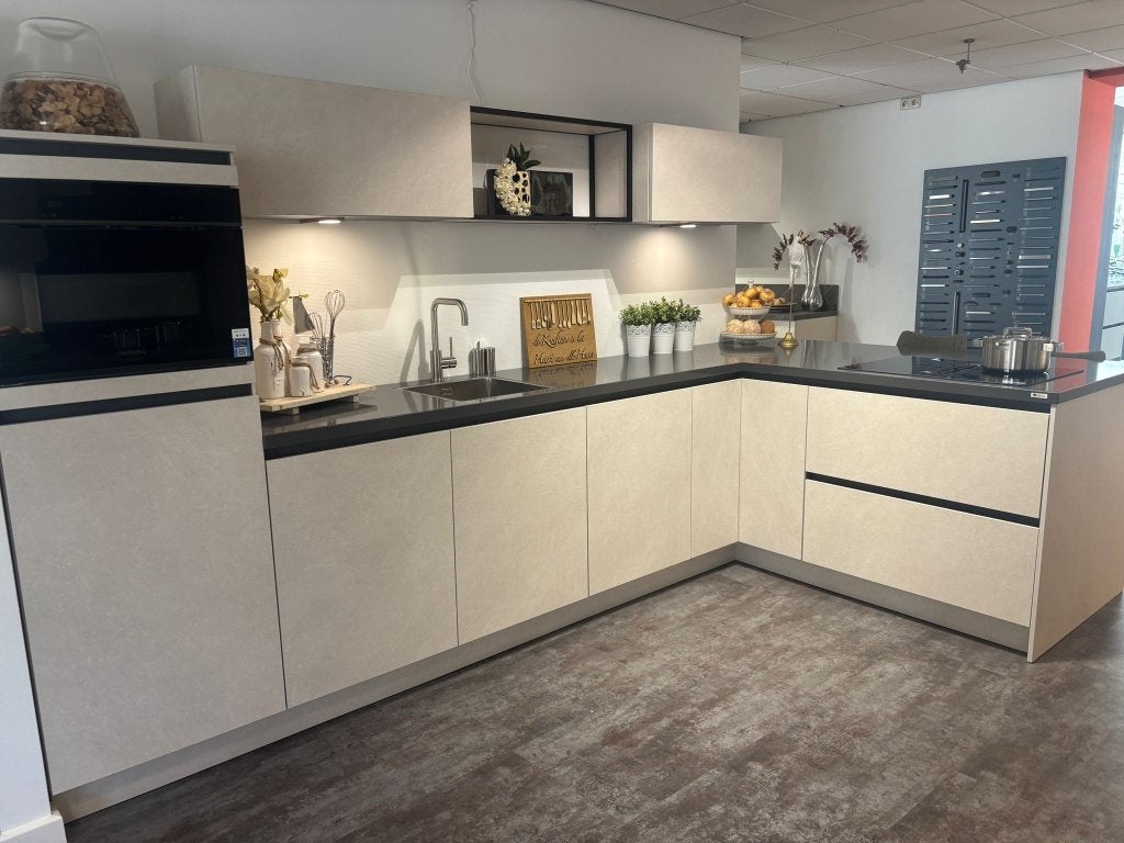Showroomkeuken Selectiv Top Zandsteen met Siemens apparatuur, Ophalen, Overige typen, Nieuw, Greeploos