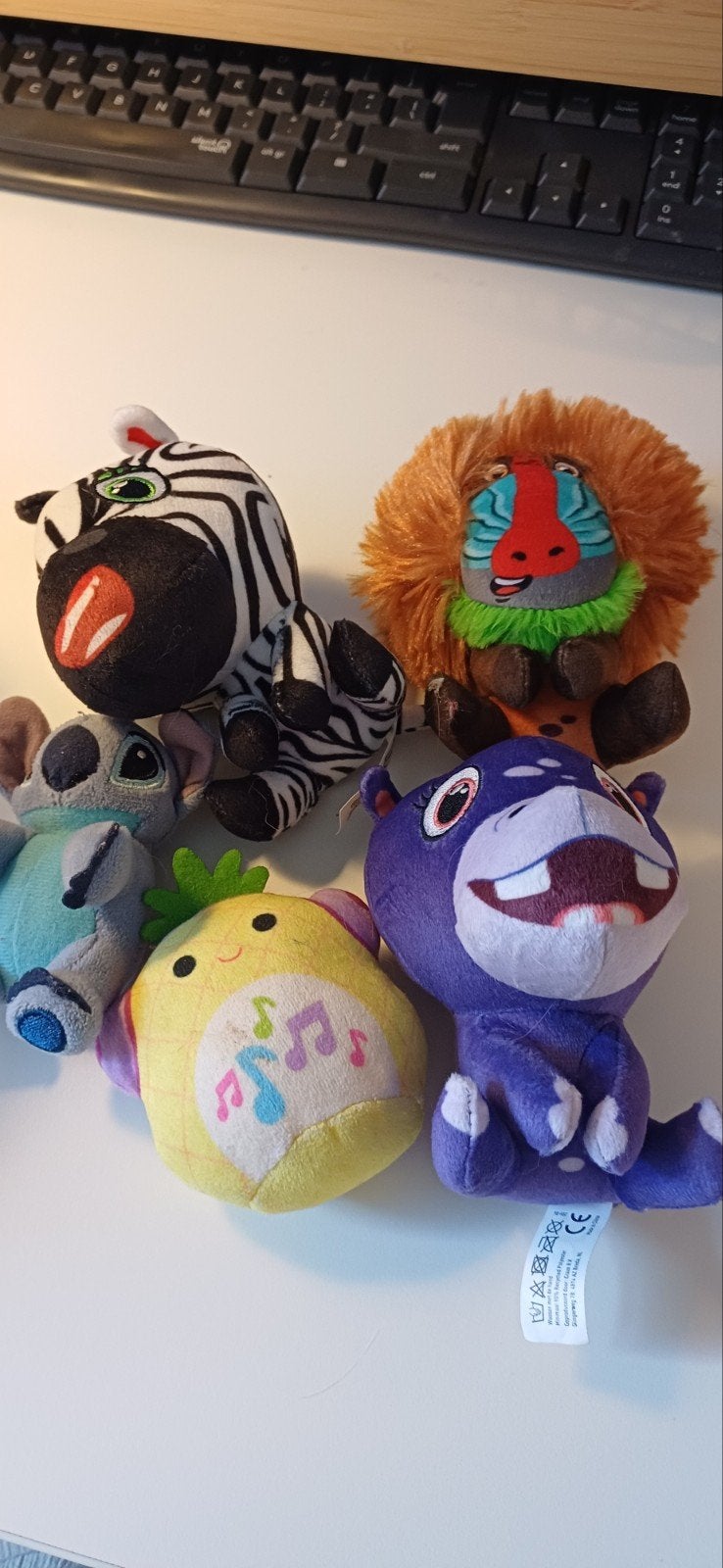 Leuke knuffels: zebra, aap, Stitch, ananas en paars beestje, Gebruikt, Overige merken, Disney, Zwart