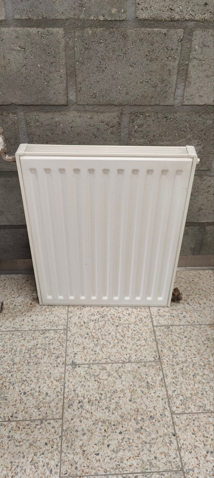 Radiator met rooster en ophangbeugels en radiatorkraan etc, Doe-het-zelf en Verbouw, Verwarming en Radiatoren, Ophalen, Zo goed als nieuw