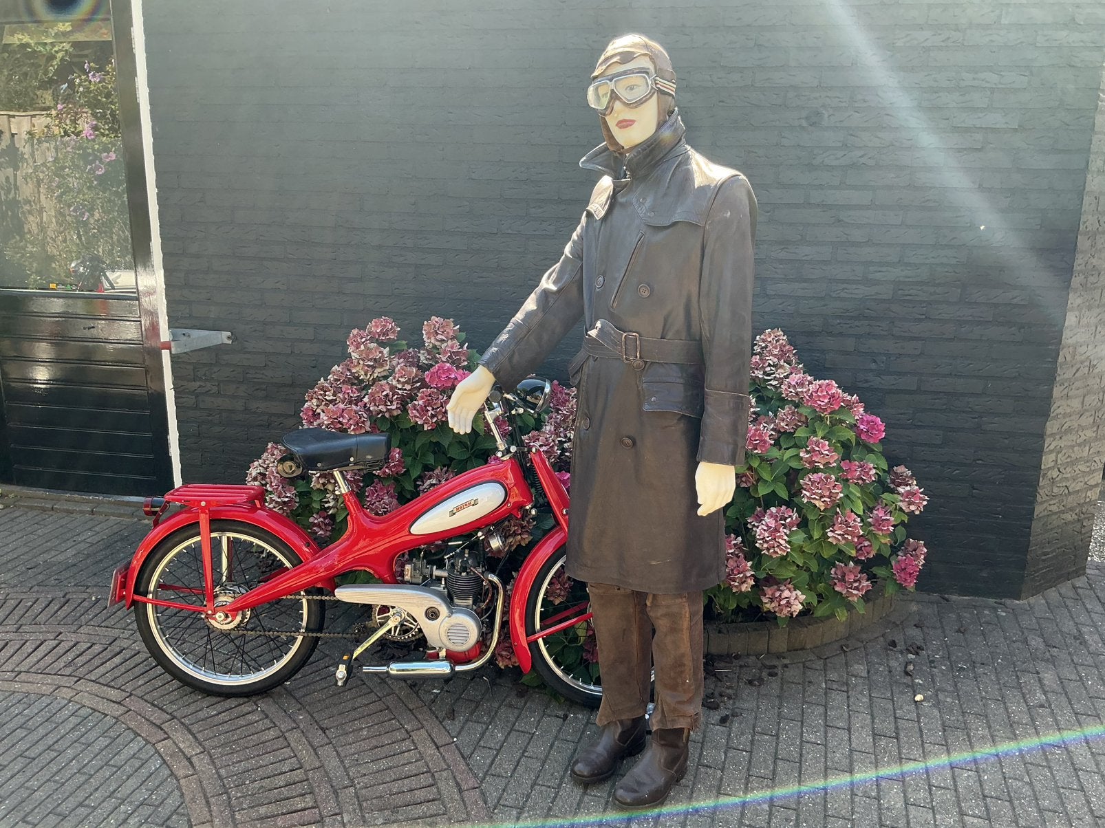 VOOR BROMFIETS OF MOTOR VERZAMELING MUSEUM MAN IN LEREN JAS, Ophalen of Verzenden, Gebruikt, Overige typen, Overige merken