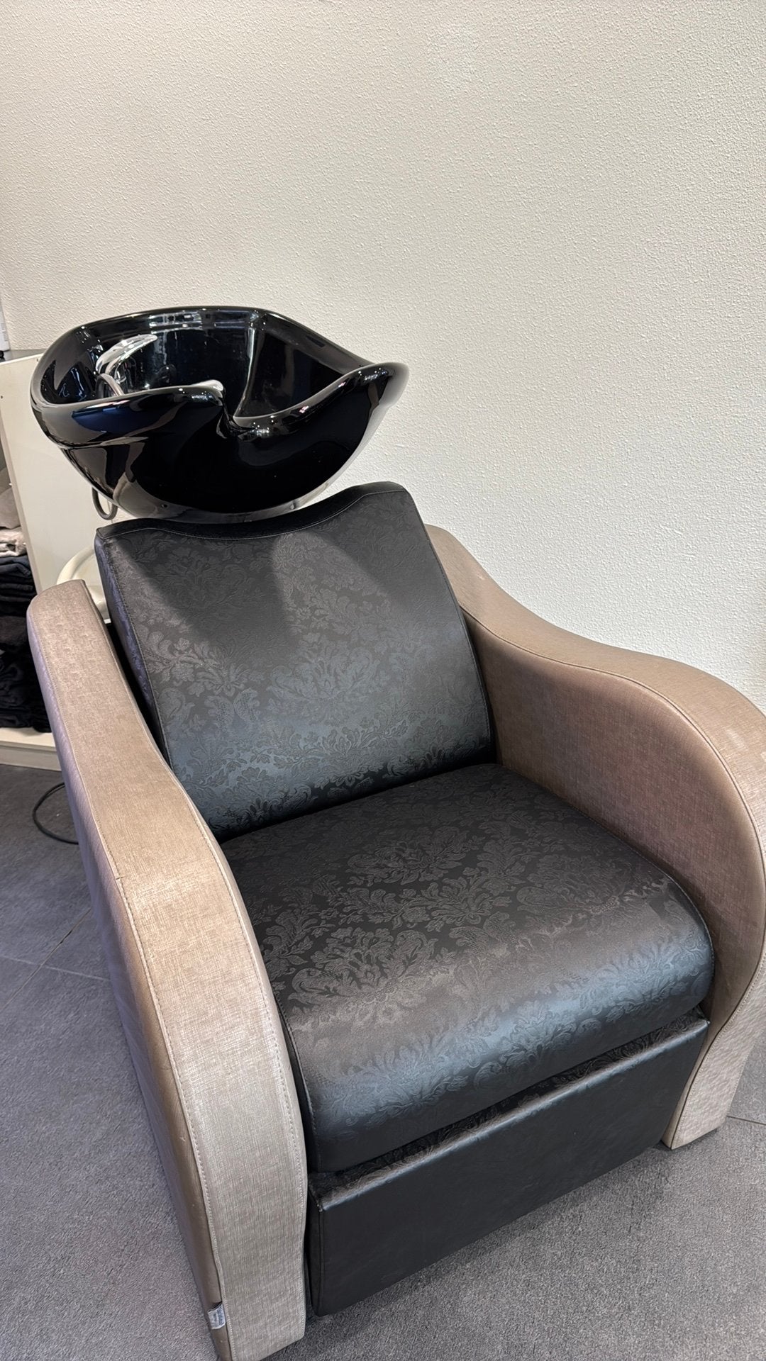 Twee professionele kappersstoelen met spiegels, Ophalen, Twee, Zwart, Zo goed als nieuw