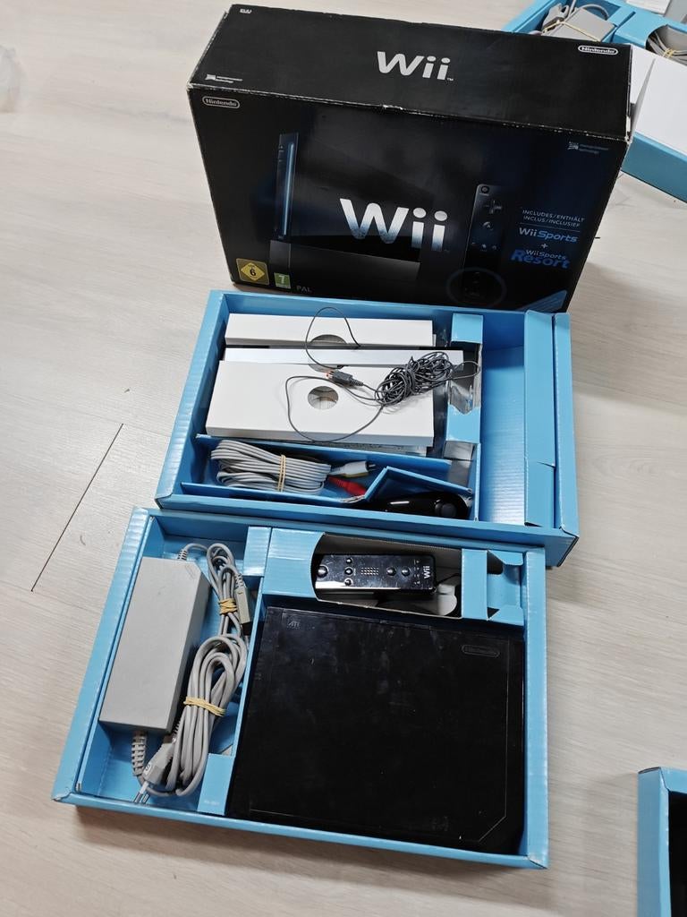 Wii Console Bundels - Wit en Zwart in doos, Nintendo, Nintendo of Europe GmbH, Herriotstrasse 4, 60528 Frankfurt am Main, Duitsland