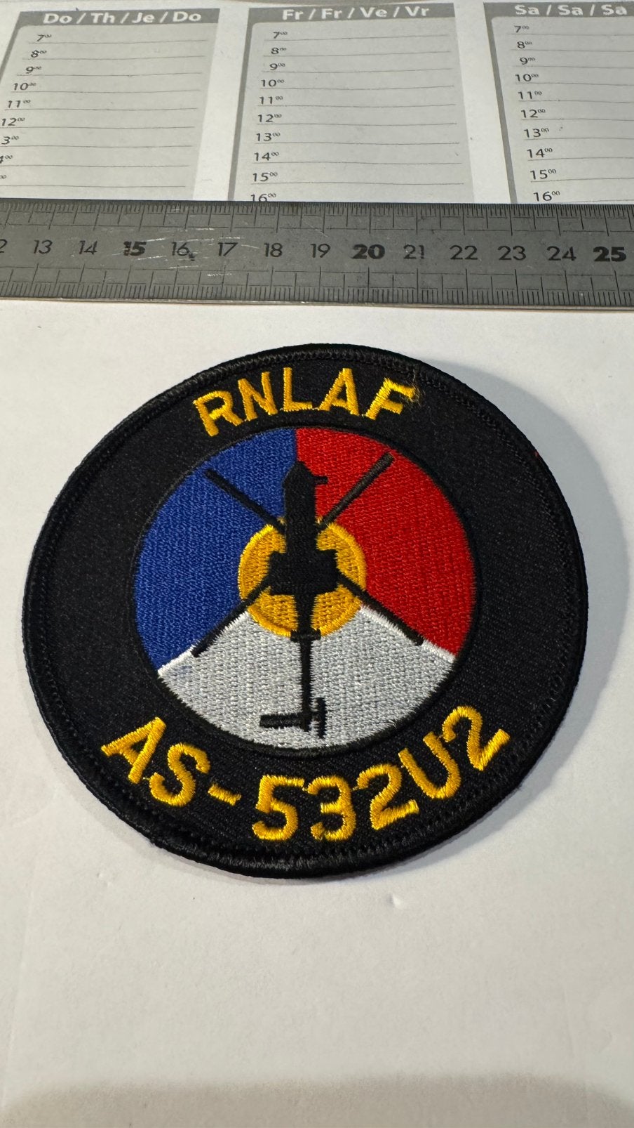 Patch luchtmacht klu roundel AS-532U2 cougar 300 sqn, Verzamelen, Ophalen of Verzenden, Zo goed als nieuw, Patch, Badge of Embleem