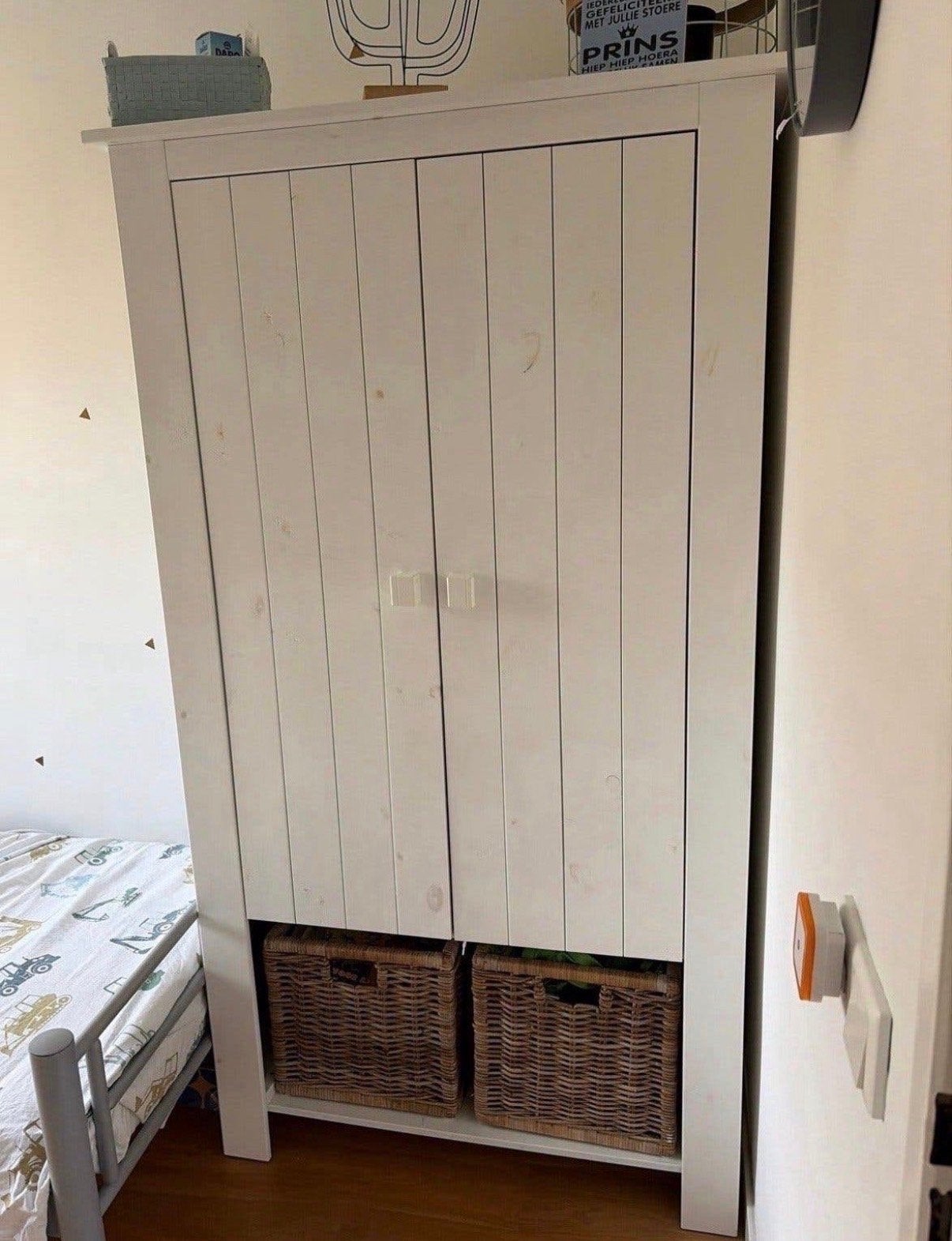 Witte kast van Babydump, Met plank(en), Gebruikt, 100 tot 150 cm, Overige houtsoorten