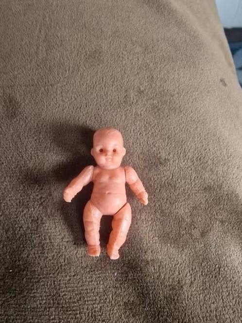 Miniatuur Poppenhuis Babypopje 4.5 cm Beweegbaar, Ophalen of Verzenden, Gebruikt, Babypop
