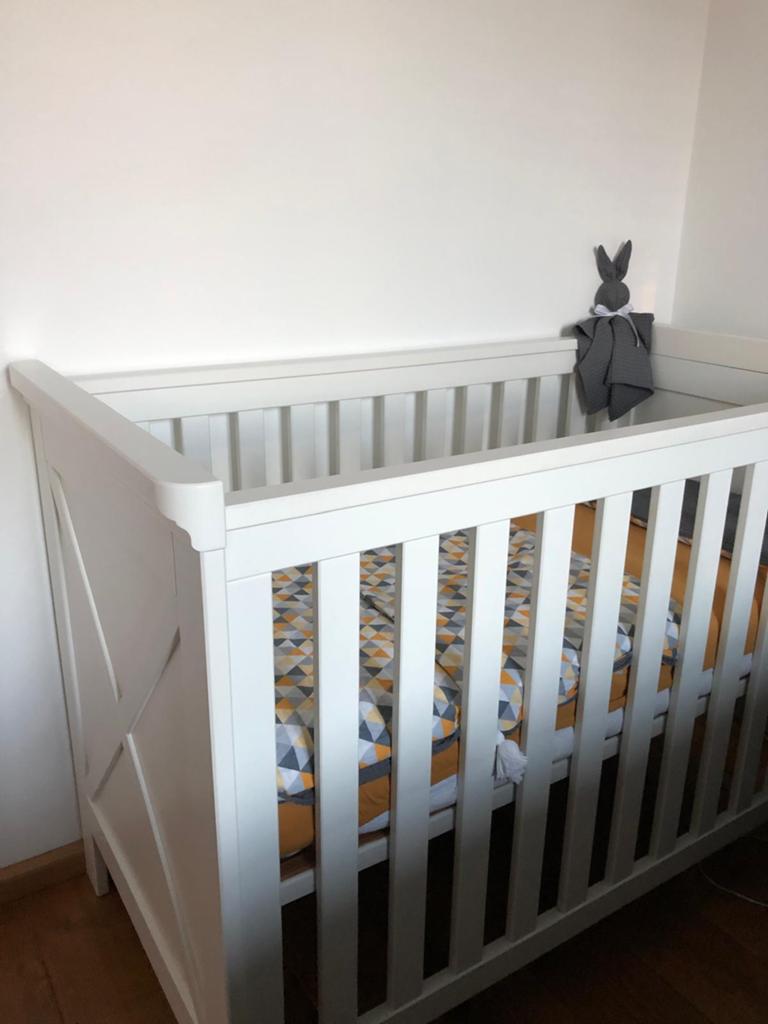 Mooi wit babybedje / ledikant met verstelbare bodem, Ophalen, Zo goed als nieuw, Ledikant