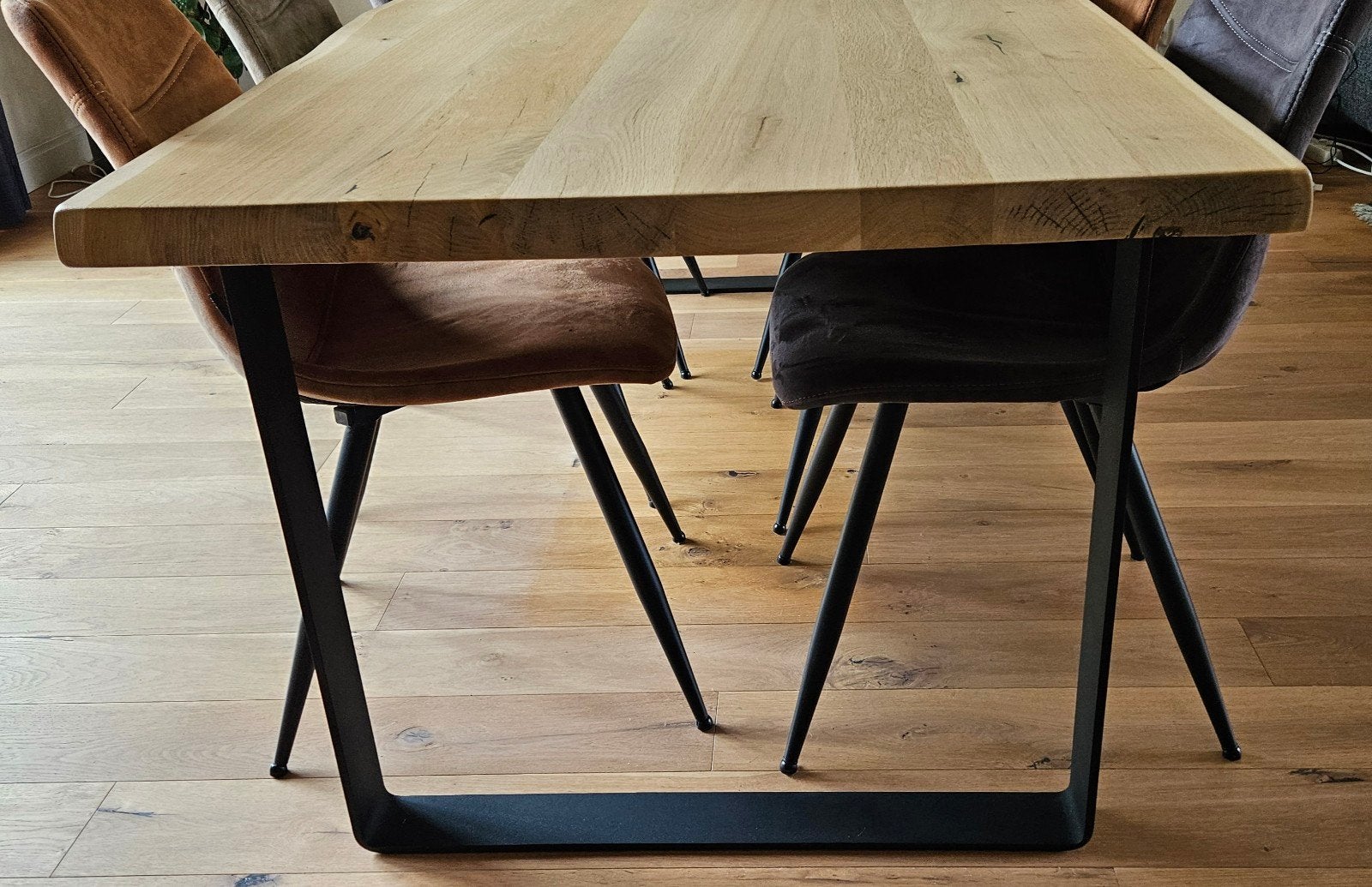 Foto 4 van boomstam eiken eettafel 200x100  (6p)