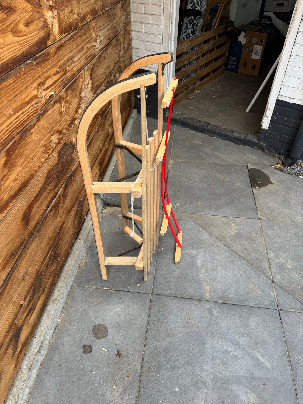 Houten slee met rugleuning - ideaal voor winterplezier!, Ophalen, Rugleuning, Gebruikt, Hout