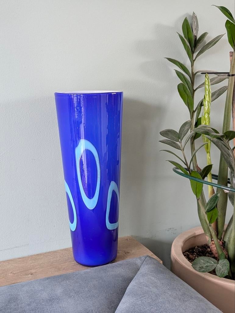 Blauwe grote vaas gefuseerd glas, Huis en Inrichting, Woonaccessoires | Vazen, Zo goed als nieuw, Blauw, Minder dan 50 cm, Glas