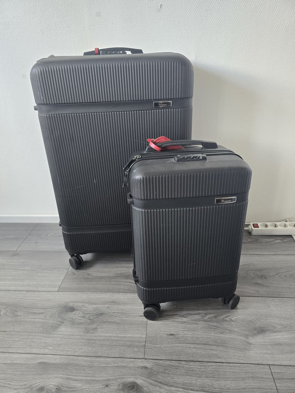 IT Luggage kofferset | Handbagage + Incheckkoffer | Zwart, Overige materialen, Ophalen of Verzenden, 70 cm of meer, Nieuw