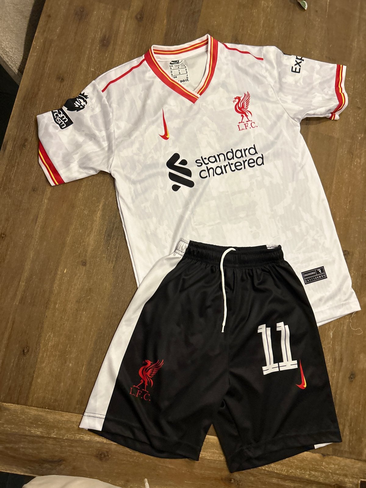 Liverpool thuisshirt en broekje - M. Salah #11, Wit, Overige maten, Ophalen of Verzenden, Voetbal