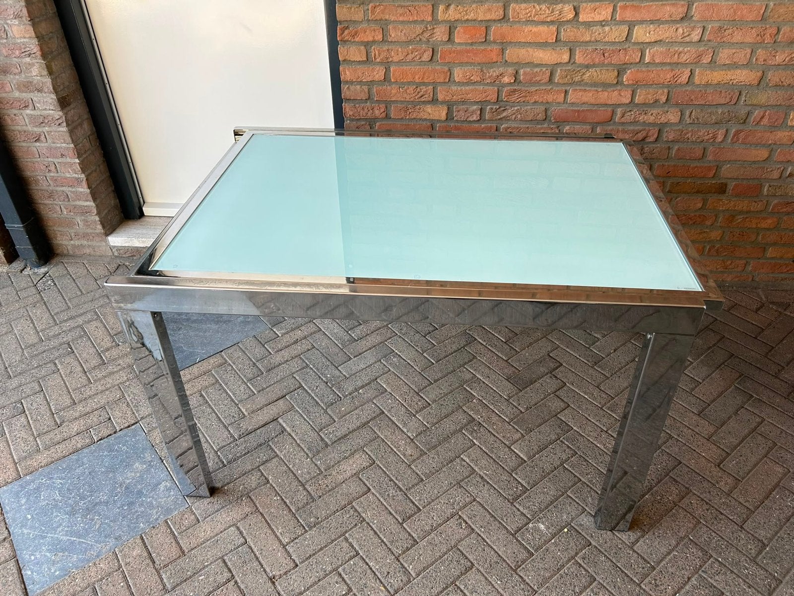 Uitschuifbare eettafel met glazen blad en metalen frame, Ophalen of Verzenden, Gebruikt, Rechthoekig