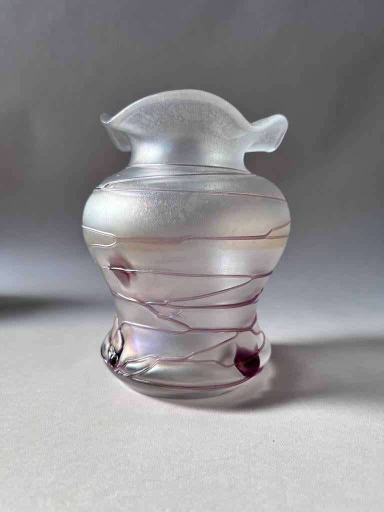Iriserende glazen vaas – Eisch Jugendstil met draaddecor, Antiek en Kunst, Antiek | Vazen, Ophalen of Verzenden