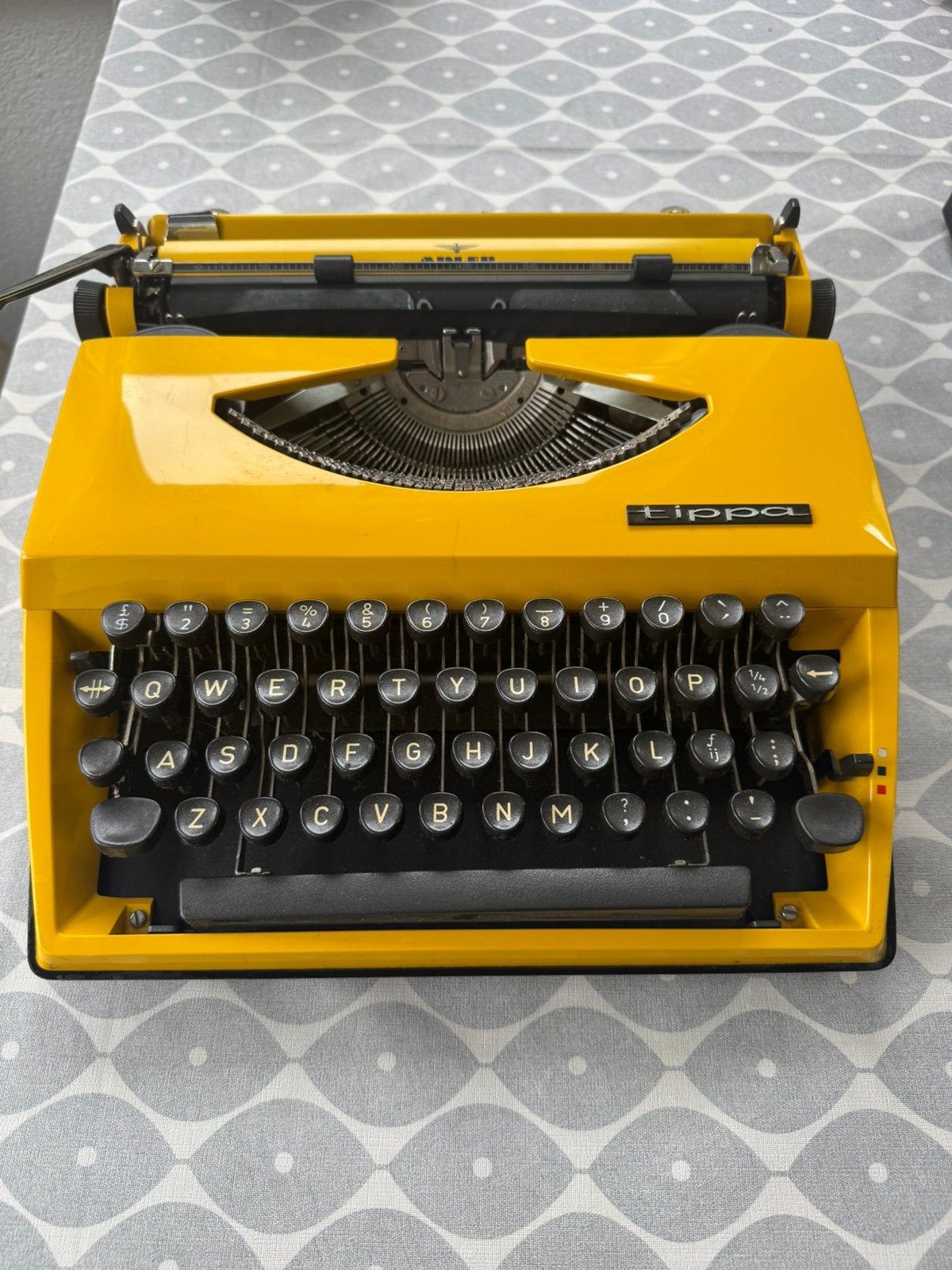Adler Tippa typemachine geel vintage retro jaren 70 ook, Diversen, Ophalen of Verzenden, Gebruikt