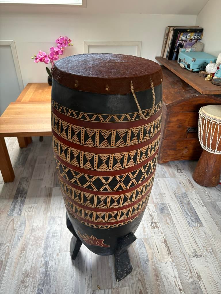 Grote handgesneden Afrikaanse trommel met standaard, Muziek en Instrumenten, Percussie, Ophalen, Zo goed als nieuw