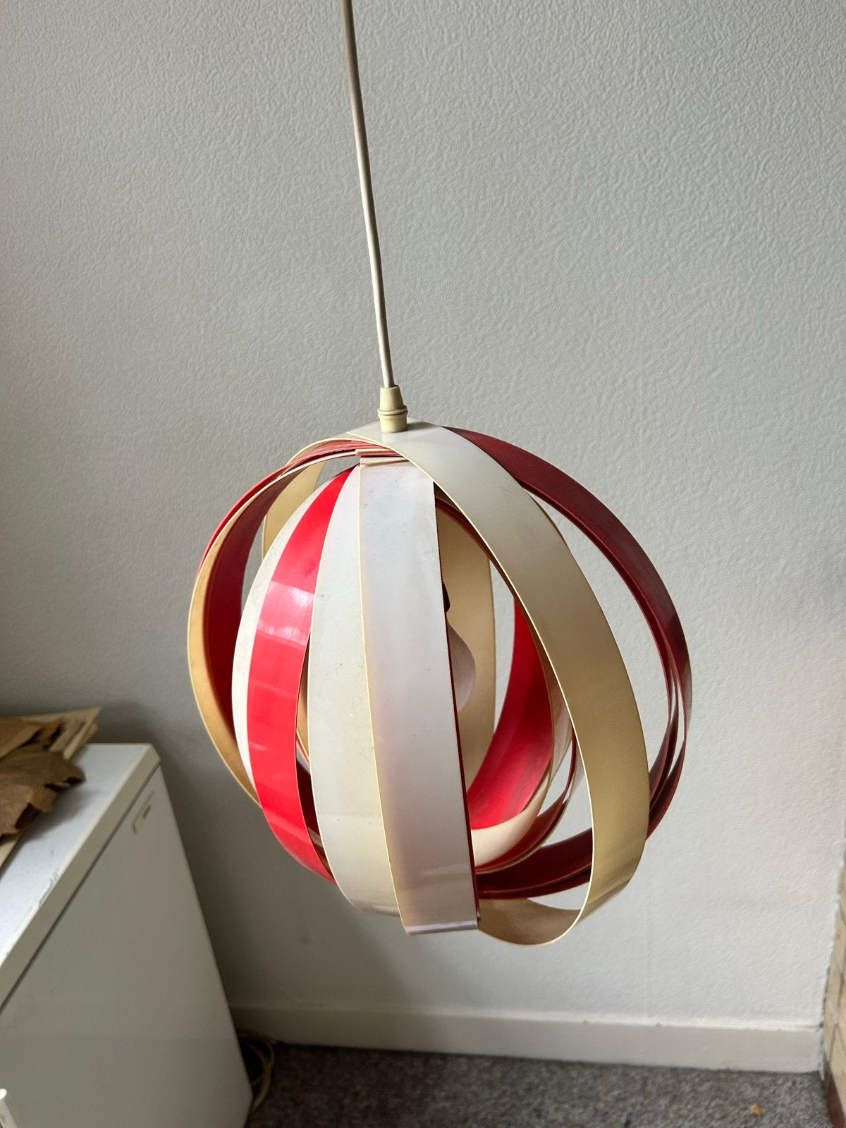 Vintage hanglamp rood/wit - Jaren '70 stijl, Huis en Inrichting, Lampen | Hanglampen, Ophalen, Gebruikt, Kunststof, E27 (groot)