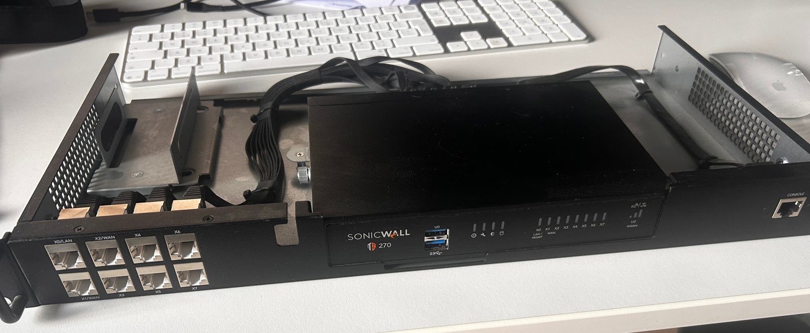 SonicWall TZ 270 Firewall in 19-inch Rackmount Behuizing, Ophalen, Zo goed als nieuw