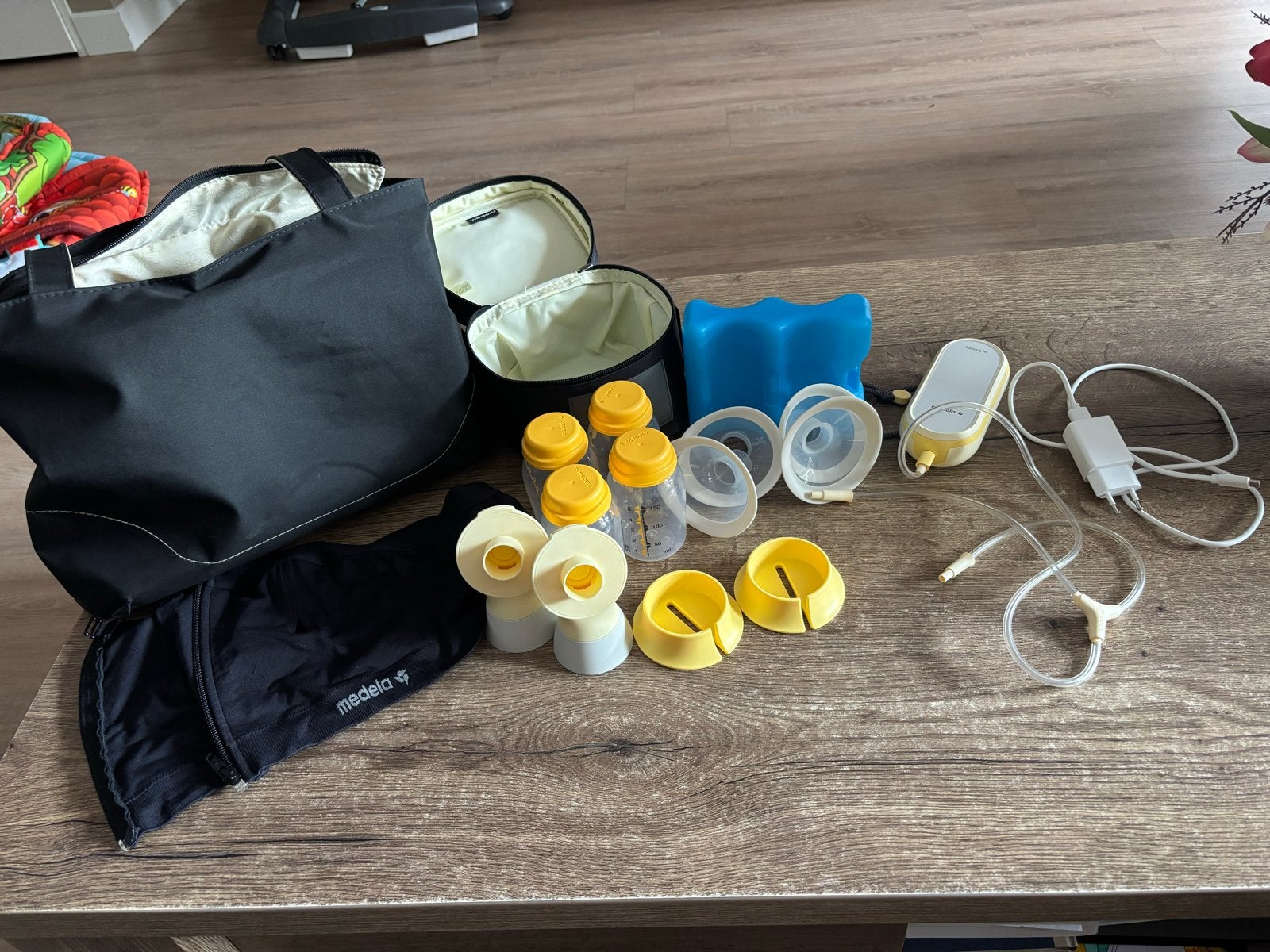 Medela Freestyle Flex Borstkolf met accessoires en tas, Medela, Borstkolf, Ophalen of Verzenden, Zo goed als nieuw