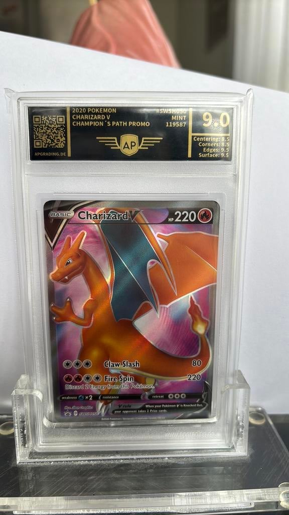 Pokemon charizard v swsh050, Ophalen of Verzenden, Zo goed als nieuw