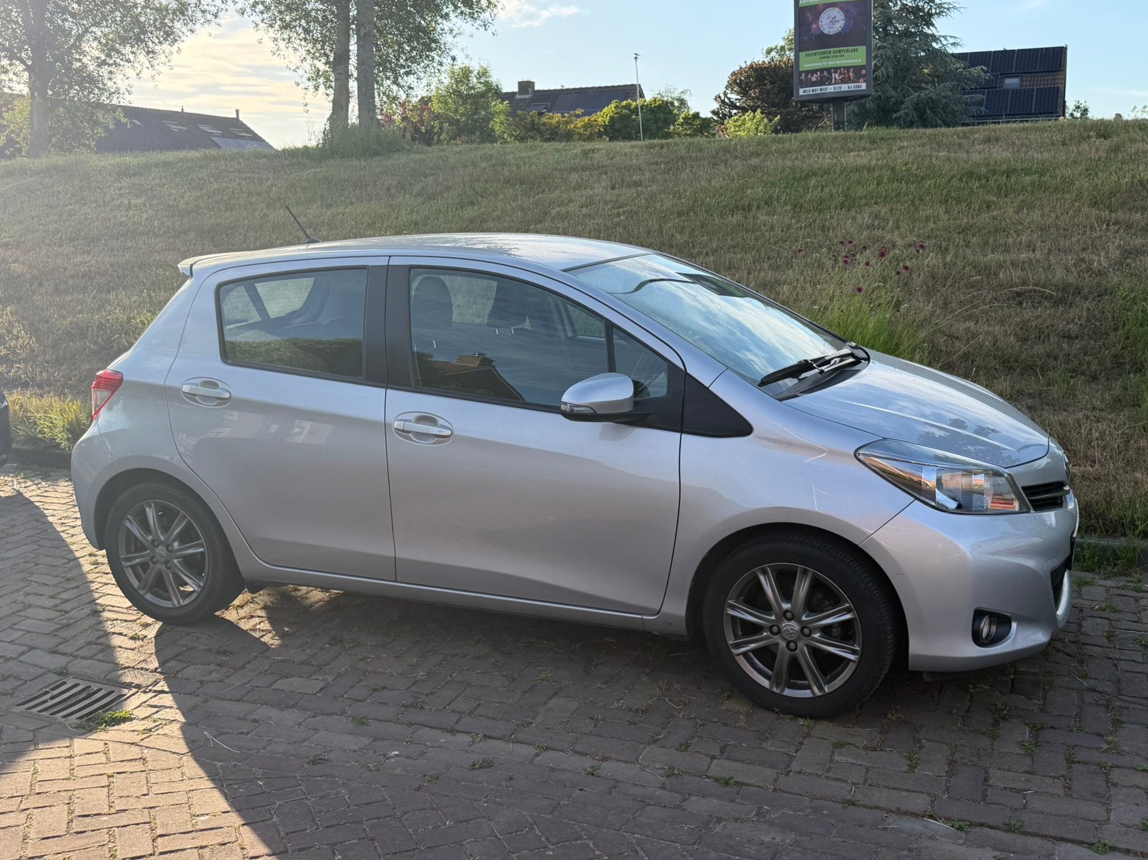 Toyota Yaris 1.3 16V Vvt-i 5DR 2013 Grijs, Auto's, Voorwielaandrijving, 40 €/maand, Handgeschakeld, 19 km/l