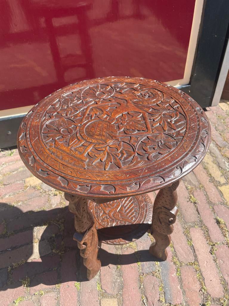 Antieke handgesneden bijzettafel met dierenmotief, Ophalen