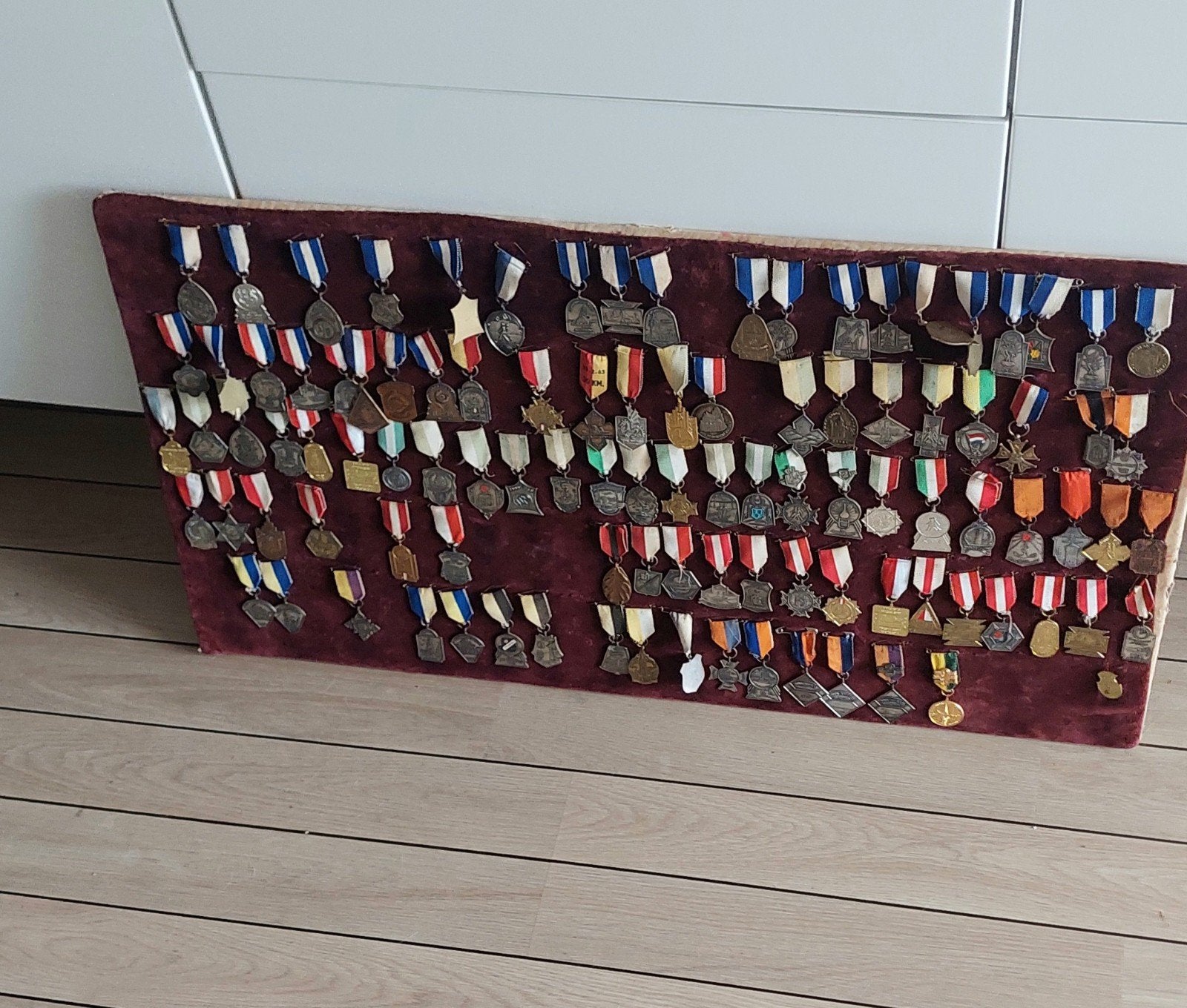 Bord met 100 Oude Medailles - Diverse Collectie, Ophalen of Verzenden, Overige materialen