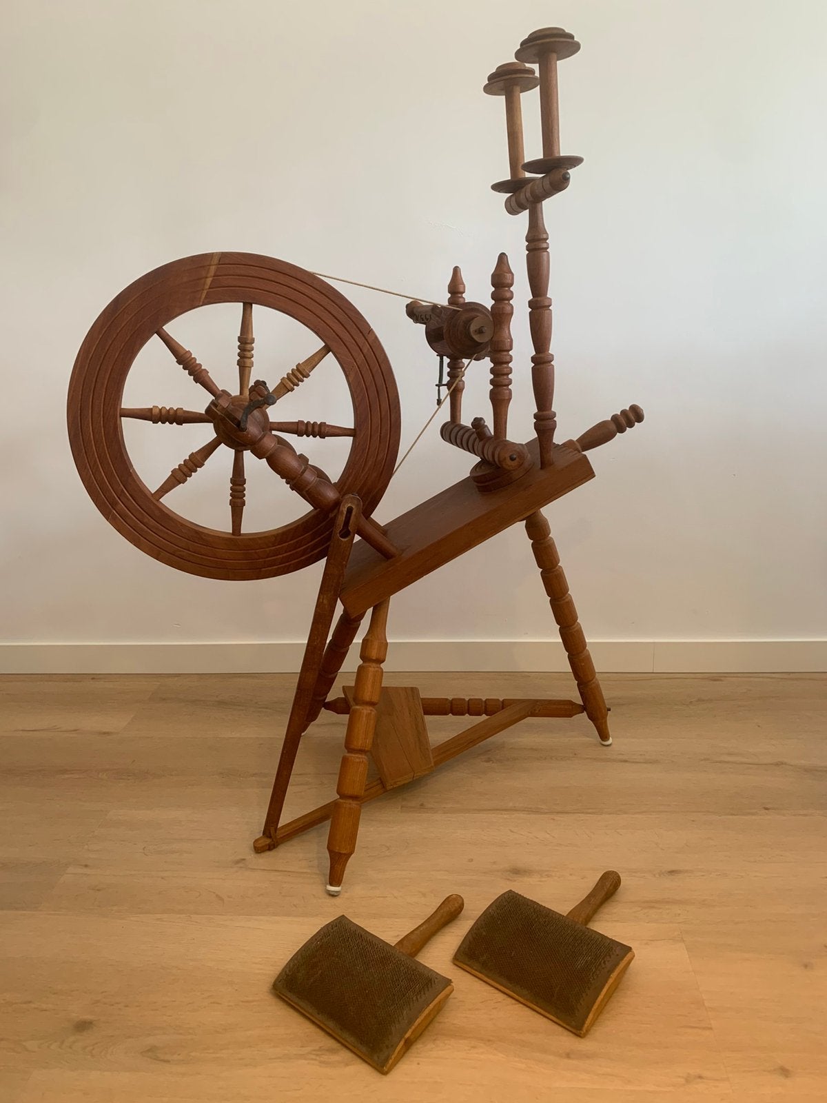 Eikenhouten spinnewiel – compleet met klossen en wolkammen, Ophalen, Spinnewiel