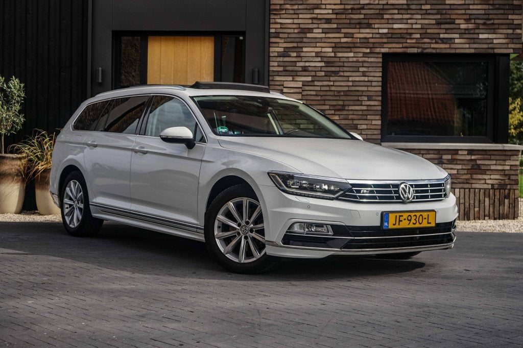 Volkswagen Passat Variant 1.8 TSI R-Line Automaat/Pano/Trekh, Auto's, Automaat, Dealer onderhouden, Euro 6, 4 cilinders