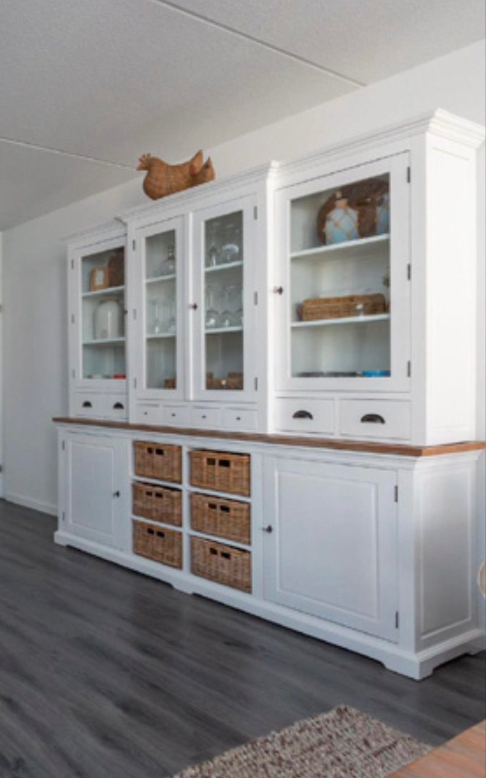 Grote witte buffetkast met vitrines en rieten manden, Huis en Inrichting, Kasten | Buffetkasten, Ophalen, Gebruikt, Met deur(en)