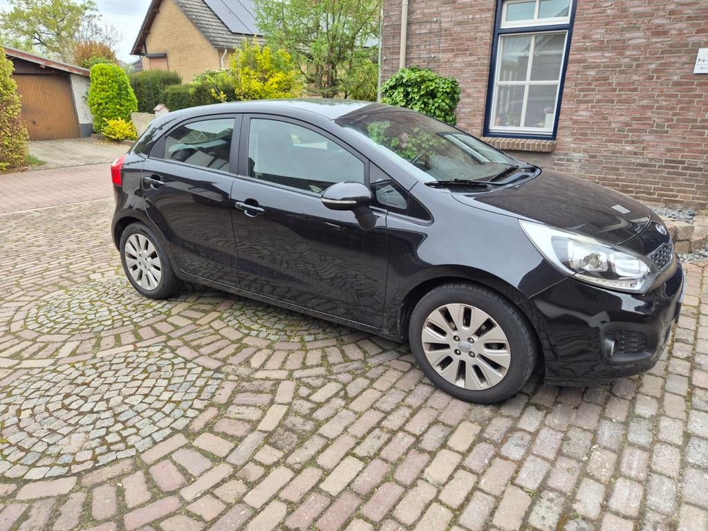 Kia Rio 1.2 I 5DRS 2013 Zwart, Auto's, Kia, Voorwielaandrijving, 40 €/maand, Parkeersensor, Zwart