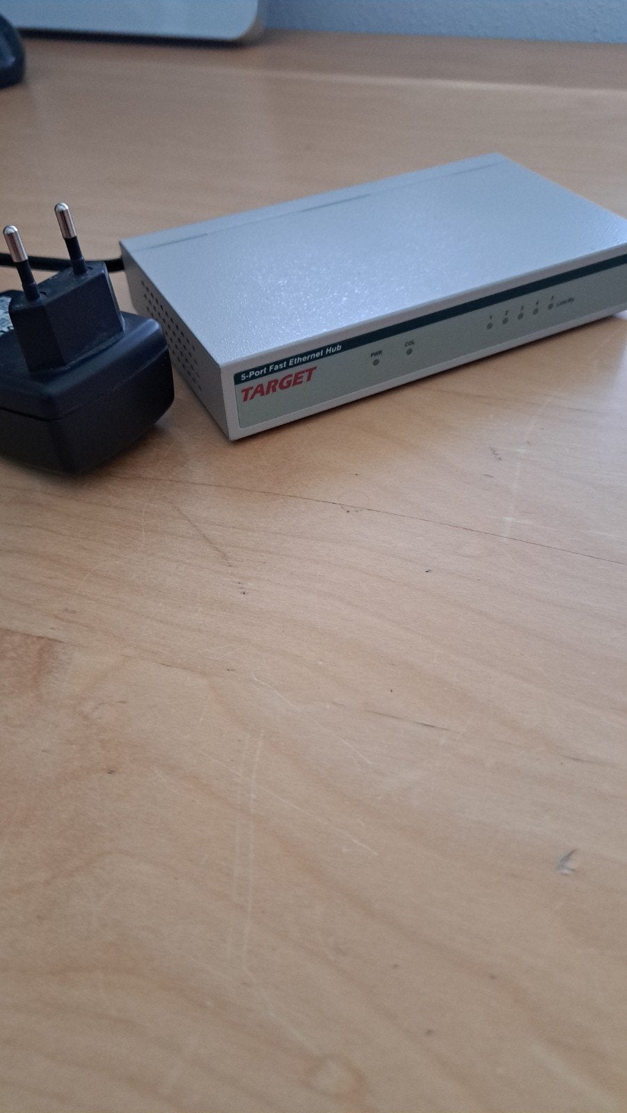 Target 5-poorts Fast Ethernet Hub met adapter, Computers en Software, Netwerk switches, Ophalen of Verzenden, Gebruikt