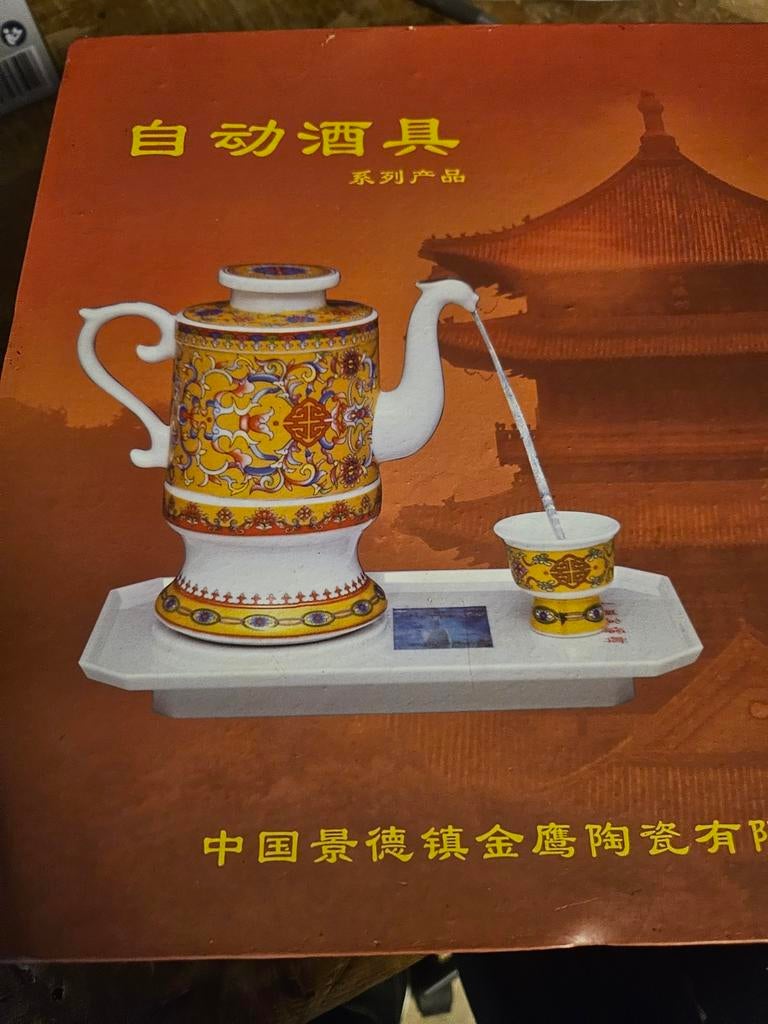 Chinees keramisch theeservies met automatische schenker, Ophalen