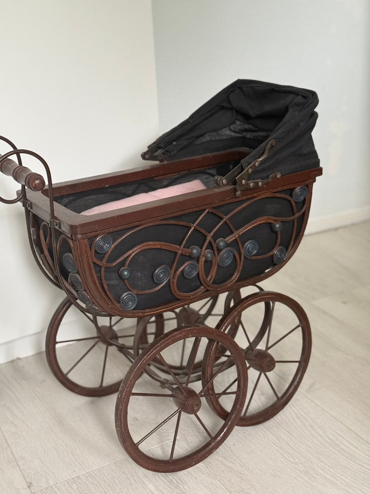 Oude poppenwagen, Ophalen