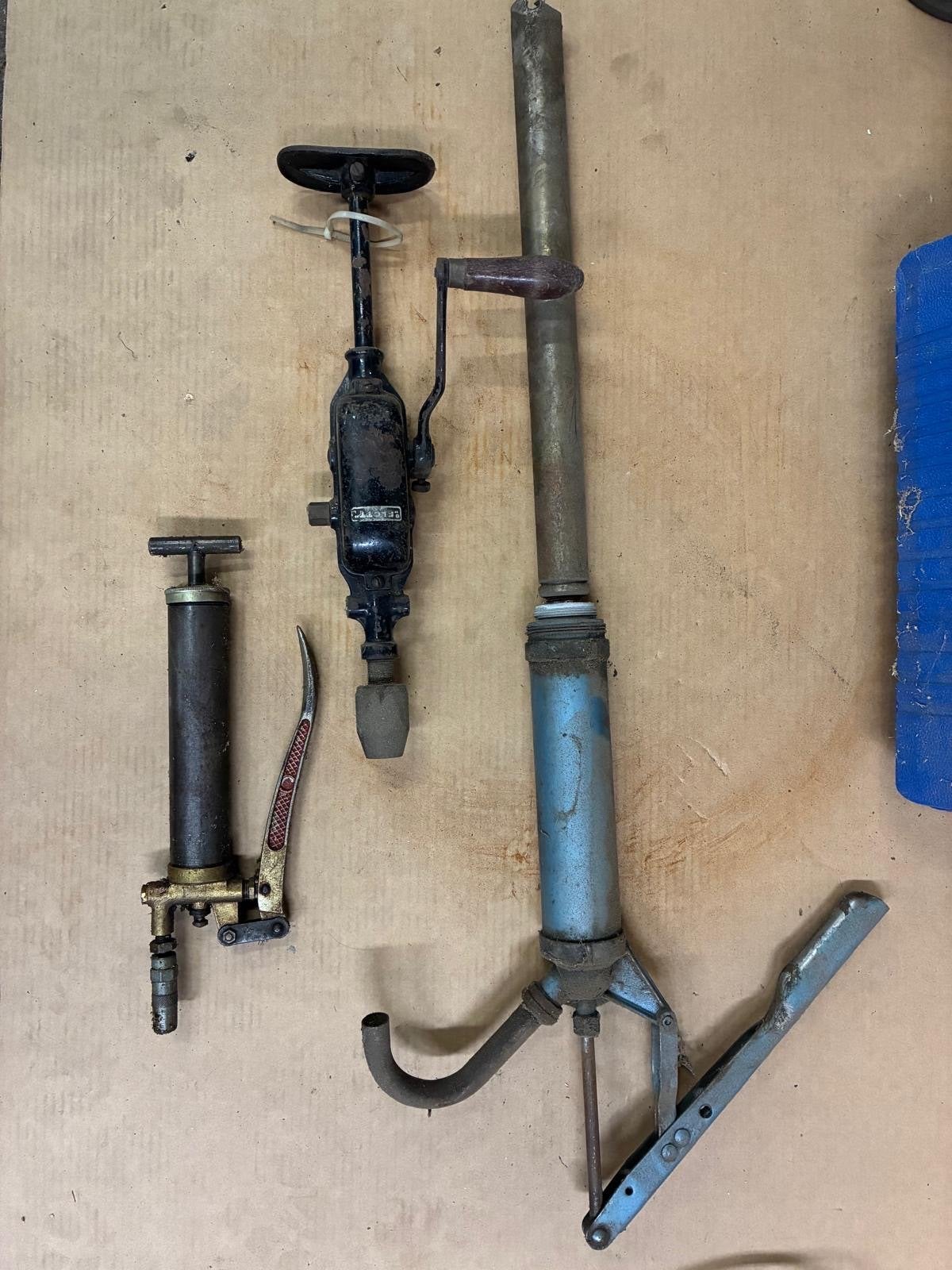 Vintage gereedschap: handboor, vetspuit en pomp, Ophalen