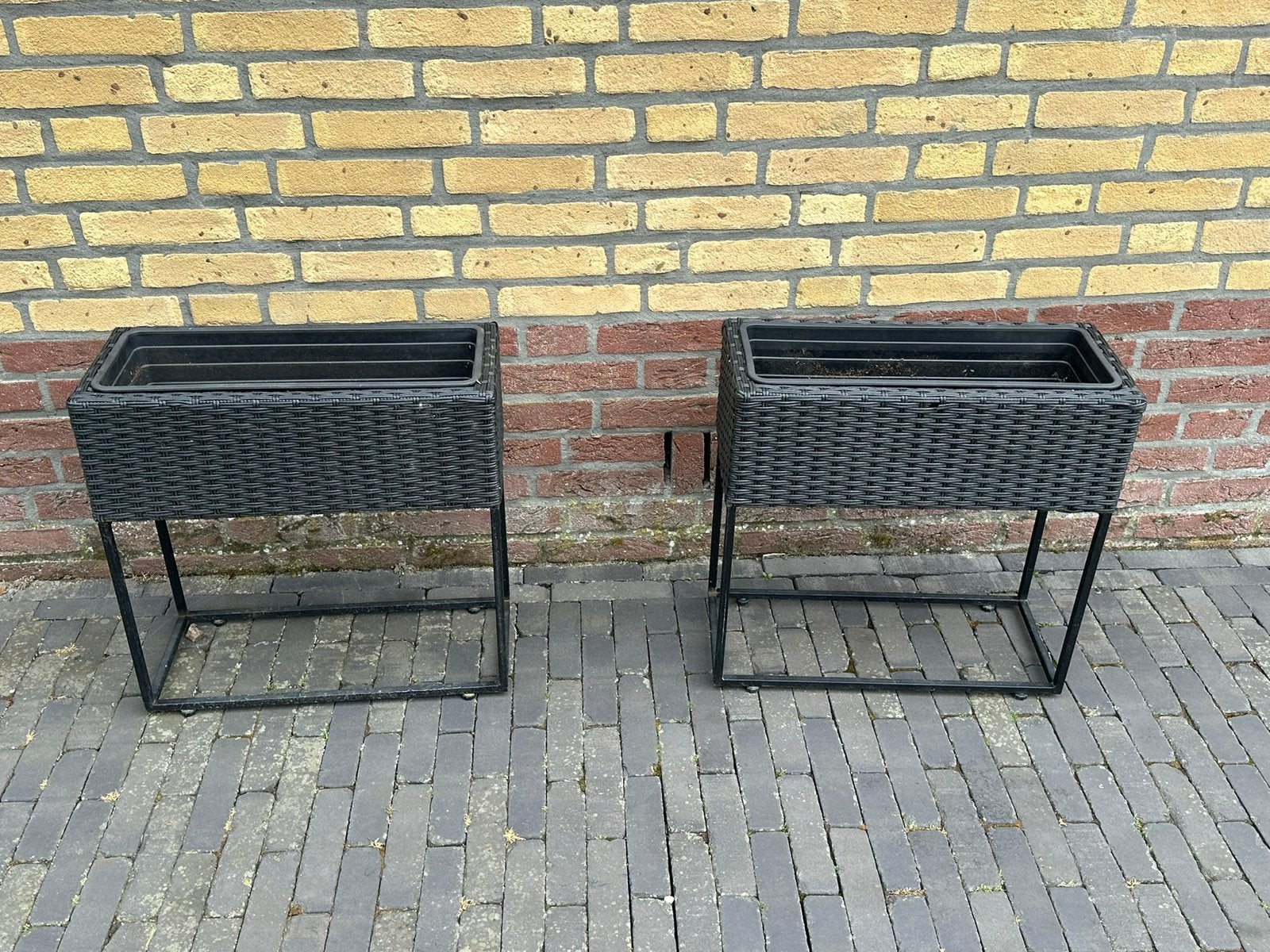 2 plastic rotan plantenbakken. Per stuk 25 euro, Ophalen, Zo goed als nieuw, Rond, Kunststof