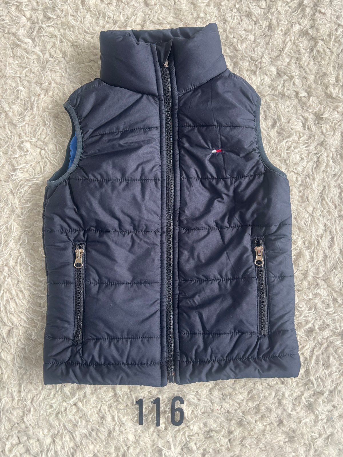 Tommy Hilfiger Bodywarmer Donkerblauw Maat 116, Ophalen of Verzenden, Zo goed als nieuw, Jongen of Meisje, Jas