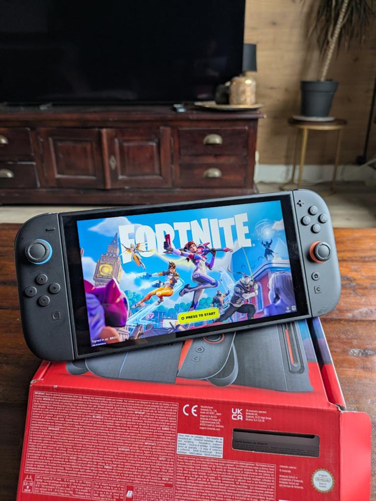 Nintendo Switch 2 in Doos + game & toebehoren, Spelcomputers en Games, Ophalen of Verzenden, Zo goed als nieuw, Met 2 controllers
