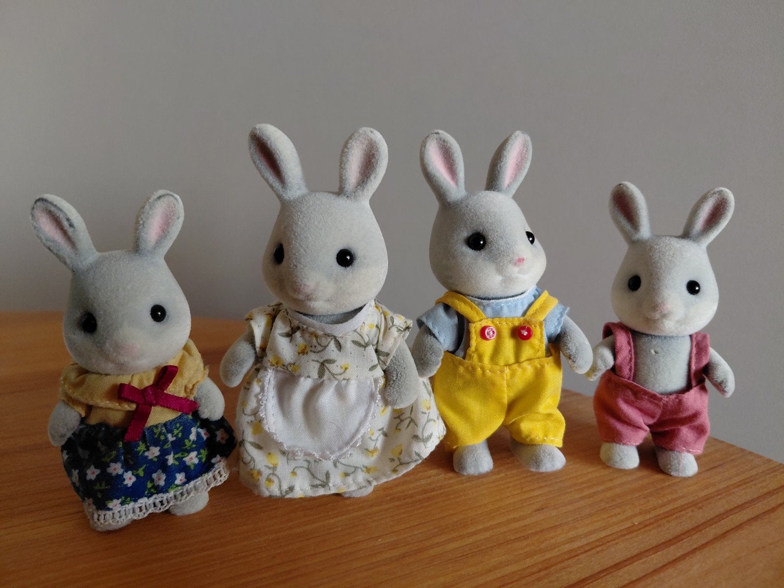 Sylvanian Families grijze konijnen familie compleet, Verzamelen, Poppetjes en Figuurtjes, Ophalen of Verzenden, Gebruikt