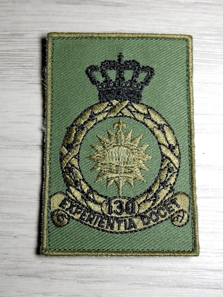 Mouwembleem RNLAF 130 Squadron Vliegbasis Woensdrecht, Verzamelen, Verzenden, Luchtmacht, Nederland, Embleem of Badge