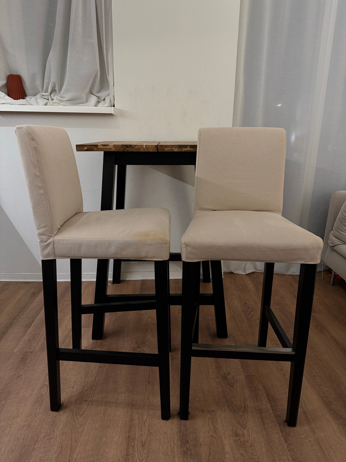 Set van 2 barstoelen - Crèmekleurig met donkerhouten poten, Gebruikt, Twee, Overige kleuren, Ophalen of Verzenden