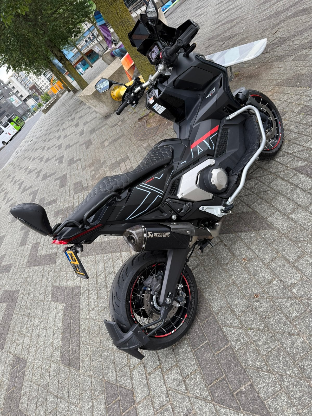 Honda X-ADV 750 (2023)–Matzwart|Akrapovic|Adventure|10.900km, Motoren, 750 cc, Gebruikt, Particulier, Meer dan 35 kW