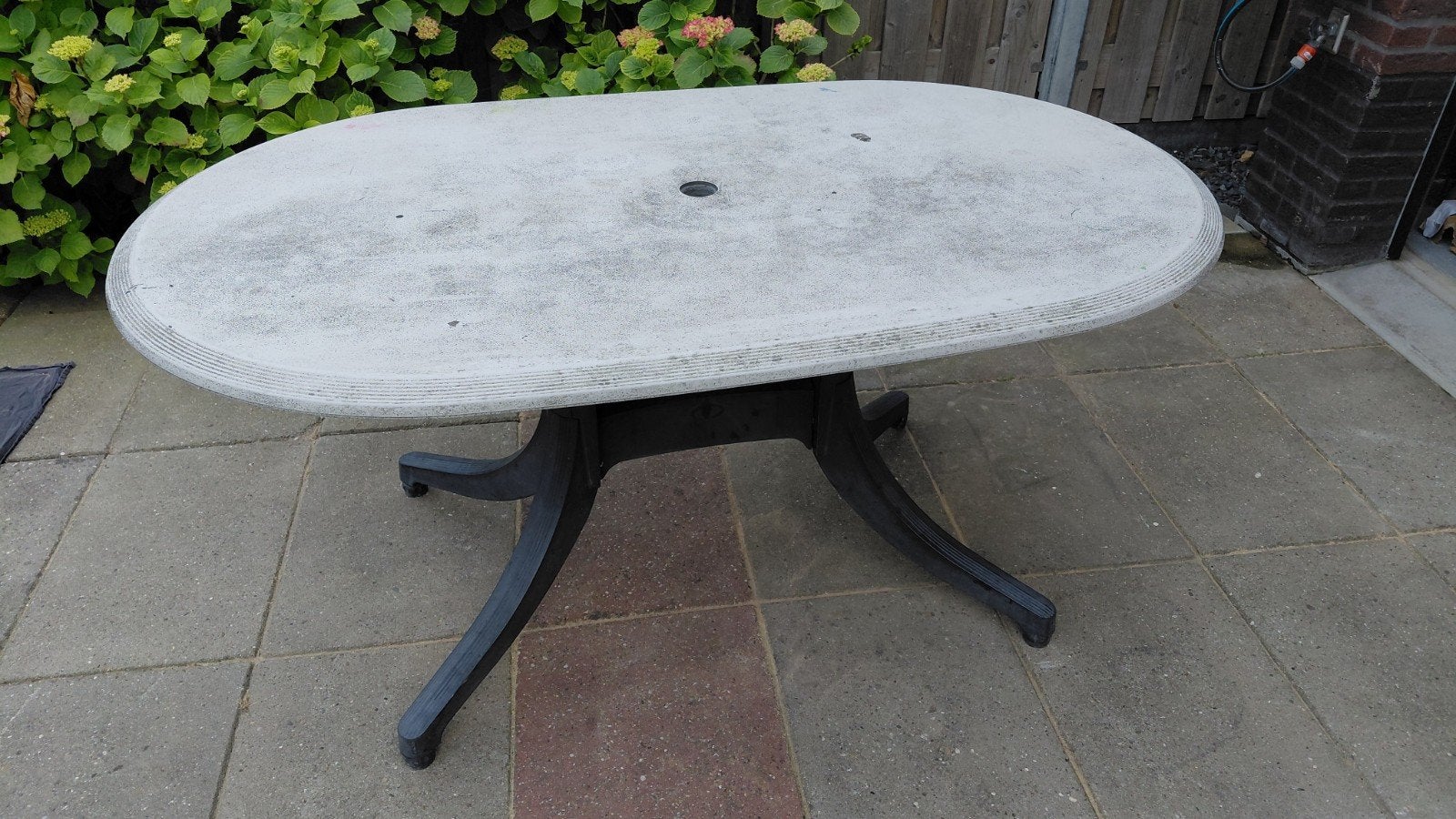 Gratis af te halen: tuintafel, Tuin en Terras, Tuintafels, Ophalen, Gebruikt, Ovaal, Metaal