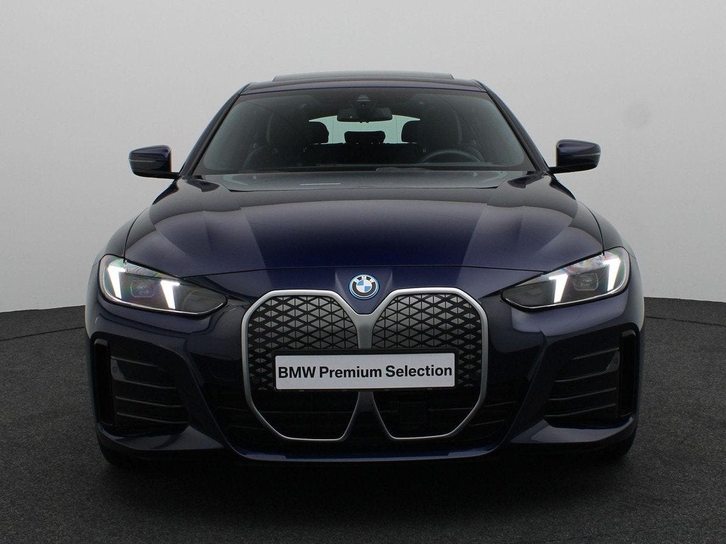 BMW i4 eDrive40 M Sportpakket | Comfort Pack | Trekhaak | Pa, Auto's, BMW, Achterwielaandrijving, Zwart, Met garantie (alle), Blauw
