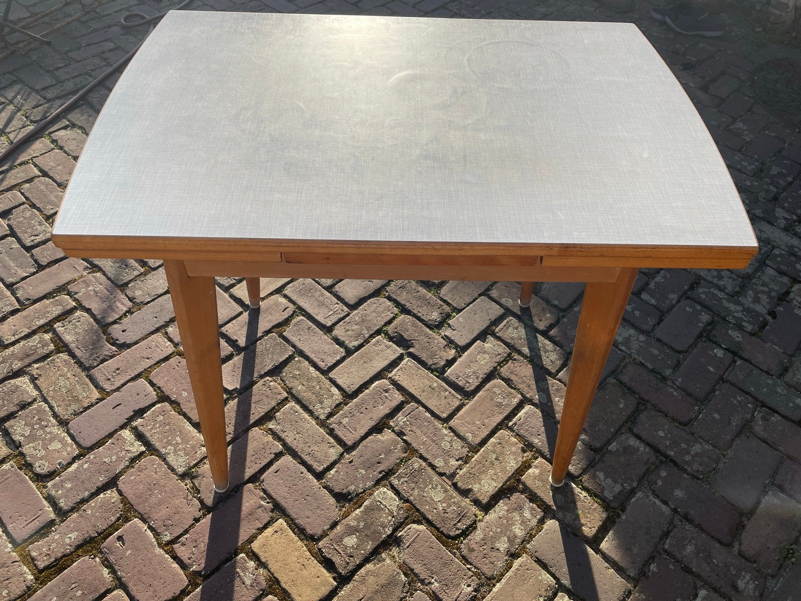 Vintage uitschuifbare eettafel formica blad en houten poten, Huis en Inrichting, Tafels | Eettafels, Ophalen, Gebruikt, Rechthoekig
