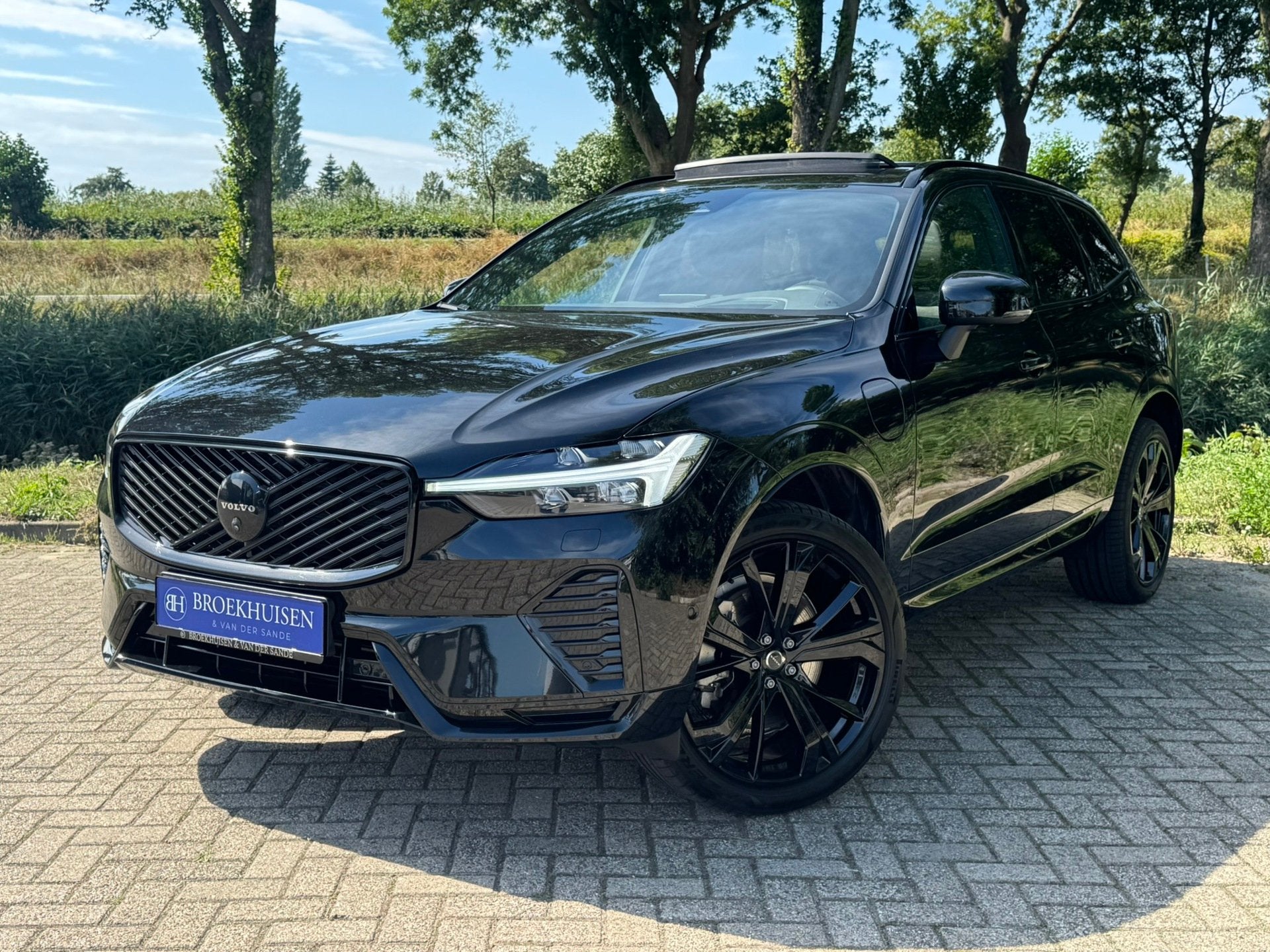 Volvo XC60 2.0 T8 NW MODEL Plug-in hybrid AWD Black Edition, Automaat, Dealer onderhouden, Gebruikt, Zwart