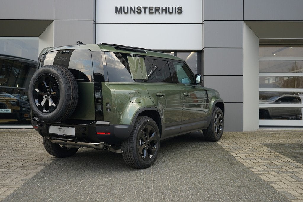 Land Rover Defender 110 P300e 110 Forest Edition | Schuif/Ka, Auto's, Land Rover, Automaat, 12 maanden, Zwart, 4 cilinders