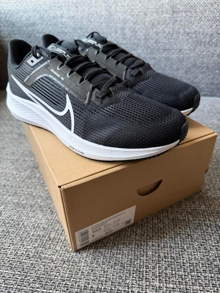 Nike Air Zoom Pegasus 40 - Maat 42.5, Zwart, Nieuw, Ophalen of Verzenden, Sneakers of Gympen