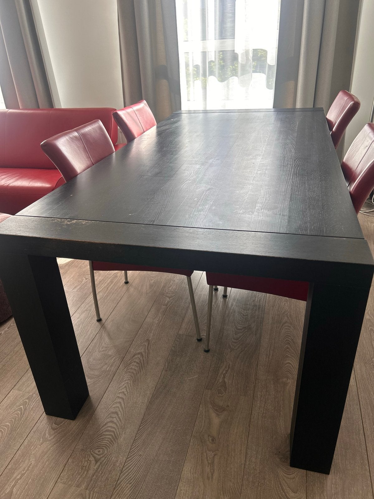 Zwarte eettafel met 4 rode stoelen, Gebruikt, 100 tot 150 cm, Vier personen, Rechthoekig
