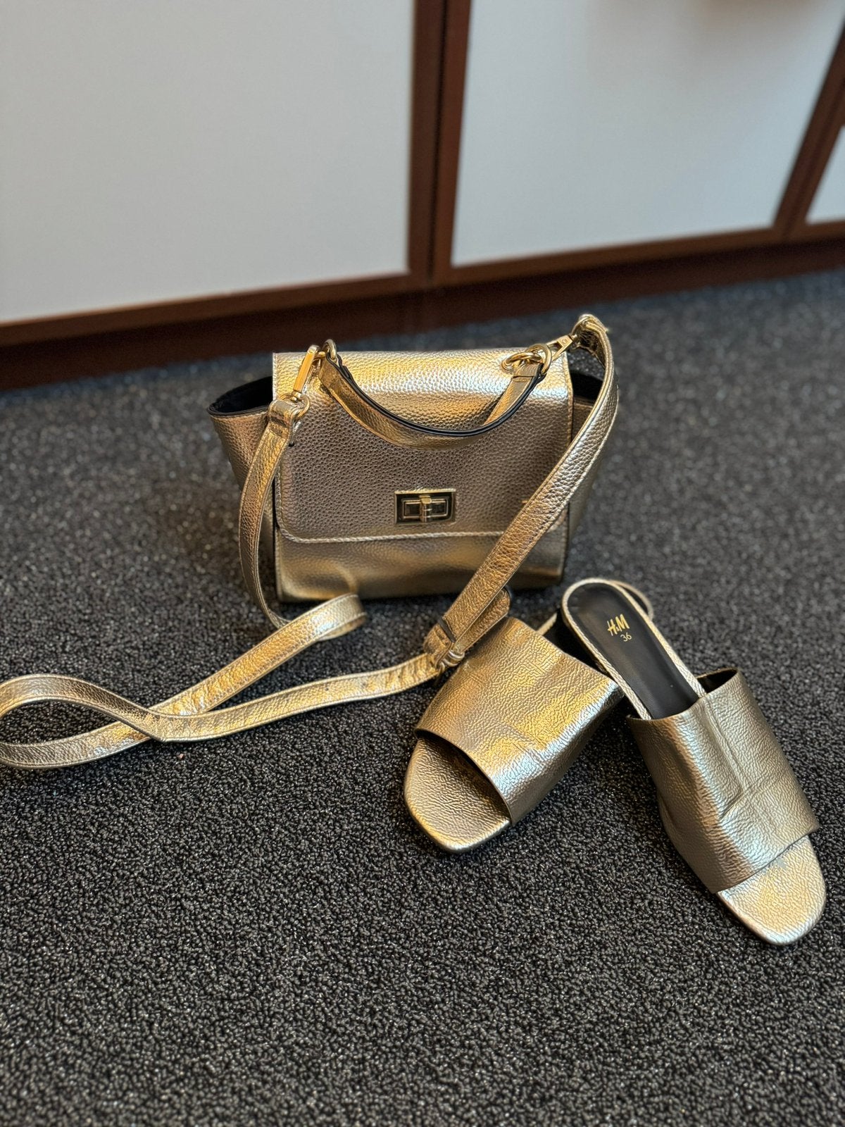 Gouden slippers maat 36 met bijpassende gouden tas, Ophalen of Verzenden, Zo goed als nieuw, Overige kleuren