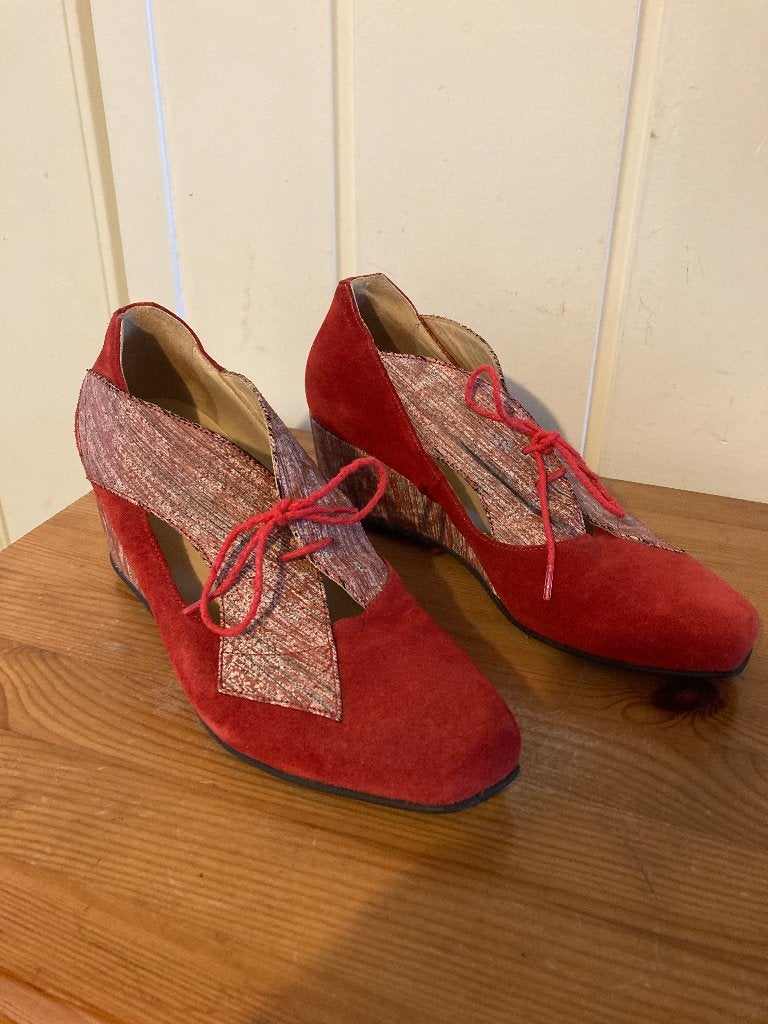 Aparte rode suede leren pumps met sleehak van Lisa Tucci, 38, Kleding | Dames, Pumps, Verzenden, Lisa Tucci, Zo goed als nieuw
